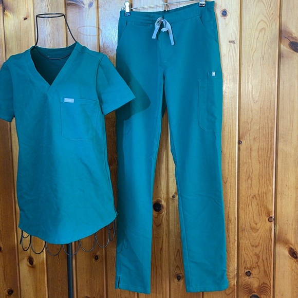 Hunter green fig Scrub Set Catarina top and Livingston pants limited edition - Picture 4 of 13